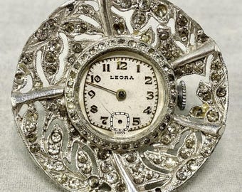 Reloj de bolsillo vintage Leora plateado, movimiento Helbros Watch Co., siete rubíes.