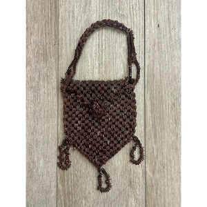Monedero antiguo vintage hecho a mano con cuentas de semillas de sandía y nota en el interior.