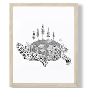 Könnte beinhalten: Schwarz-weiß-Linienzeichnung einer Schildkröte mit einer Waldszene auf ihrem Panzer. Der Wald enthält Bäume, einen Teich mit Fischen und Seerosen.