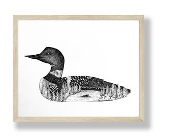 Puede incluir: Ilustración en blanco y negro de un colimbo con una escena de bosque dentro de su cuerpo. El colimbo está nadando en un lago con un pequeño bote en la distancia.