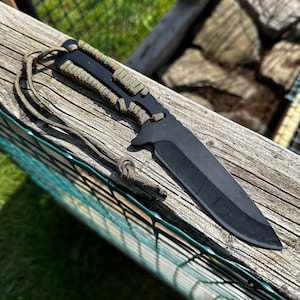 Stainless Steel Survival Knife with paracord