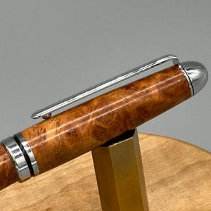 Stylo (20) artisanal exclusif en loupe d'Amboine