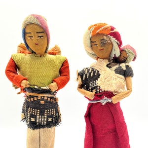 Vintage Corn Husk Dolls / Tourist Doll South America / Folk Art Red Orange Green / Peasant Couple with Baby / Guatemala