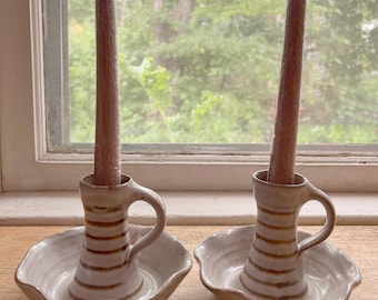 Paire de bougeoirs artisanaux / Fabrication artisanale / Gris taupe / Style colonial