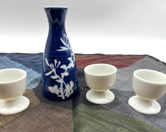 Service à saké 4 pièces / vintage des années 1970 / Blanc et bleu / Fabriqué au Japon