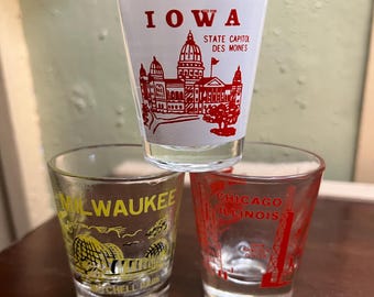 Groupe de verres à liqueur vintage Mid West / 2 villes différentes 1 État / Chicago / Milwaukee / Iowa