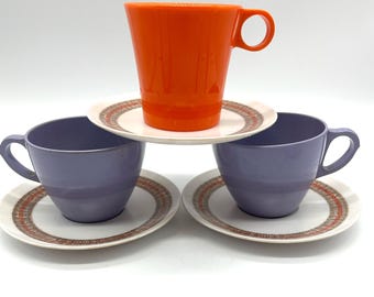 Ensemble de pique-nique vintage : tasses et soucoupes en mélamine des années 1960 / orange violet marron / Roylon, Inc