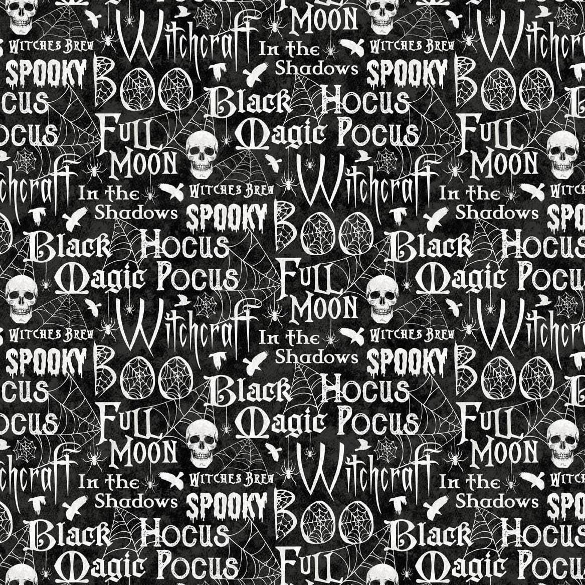 Spellbound 28141-99 Black Multi Words de Deborah Edwards para Northcott - Tela tonal negra y gris / Estampado de palabras de Halloween en blanco