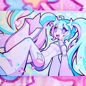Könnte beinhalten: Eine farbenfrohe Illustration einer Comicfigur mit langen blauen und rosa Haaren, die ein weißes Outfit mit Sternen und Herzen trägt. Der Hintergrund ist ein Farbverlauf von rosa, blau und gelb.