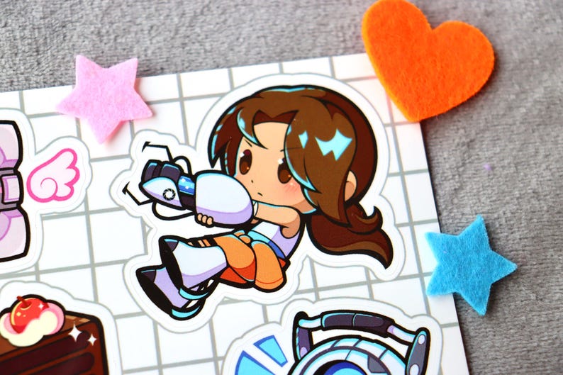 Puede incluir: Una pegatina con un personaje de dibujos animados sosteniendo una pistola portal blanca y azul. El personaje tiene el pelo casta&ntilde;o y lleva un atuendo naranja y blanco. La pegatina est&aacute; sobre un fondo blanco con un patr&oacute;n de cuadr&iacute;cula.