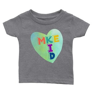 T-shirt girocollo MKE Kid Classic da bambino. Maglia Milwaukee. Maglietta grafica per bebè. L&#39;orgoglio di Milwaukee. Milwaukee Kid.