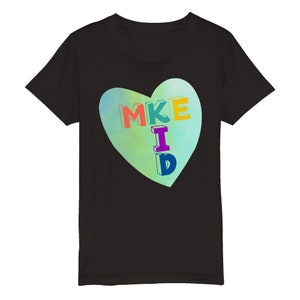 T-shirt girocollo da bambino organica MKE Kid. Maglietta grafica per bambini. Maglia Milwaukee. L&#39;orgoglio di Milwaukee. Milwaukee Kid.