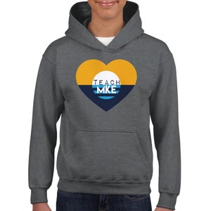Enseignez le sweat-shirt à capuche MKE pour enfant. Professeur de Milwaukee. Écoles publiques de Milwaukee. MKE. - Sweat à capuche classique enfant