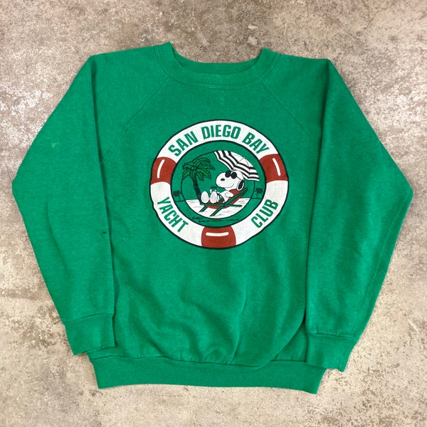 vintage des années 1980 Snoopy Peanuts San Diego Yacht Club vert Made in USA 50/50 Raglan Crew Sweatshirt - XL