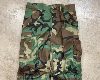 Vintage 1980s Ejército de EE.UU. Problema Woodland Camo Pantalones de campo de clima frío Algodón Nylon Pantalones de fatiga Sz Medio Largo Deadstock