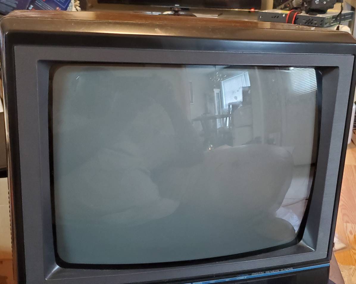 Vintage Magnavox 13 Crt Tv Gaming or Prop. Model RJ4049 WA01 Wood Grain