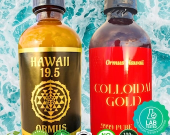 Op de afbeelding: Twee glazen flessen met donkere doppen. Eén fles heeft een zwart etiket met gouden tekst "HAWAII 19.5 ORMUS". De andere fles heeft een rood etiket met "COLLOIDAL GOLD" in goud. Beide flessen hebben diverse groene en witte labels.
