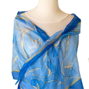 Handgeschilderde blauwe zijden sjaal: gouden bloemen, doorzichtige chiffon stola