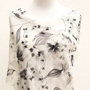 Schwarz weißer Chiffon Seidenschal handbemalt - Lange Seidenstola - Elegantes florales Hochzeitstuch - tragbare Kunst Made in Italy