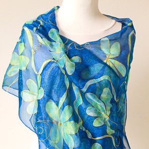 Handgeschilderde zijden chiffon sjaal: blauwgroene bloemensjaal