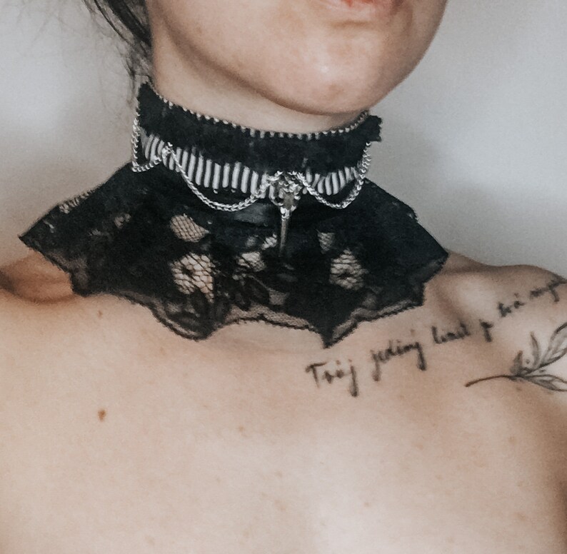 Chocker Skull bird laces Lolita Gothic Victorian blue