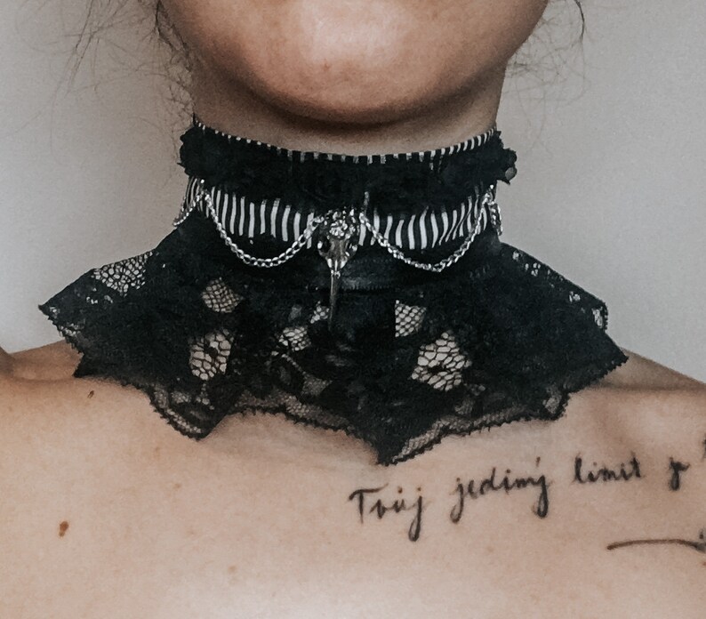 Chocker Skull bird laces Lolita Gothic Victorian blue