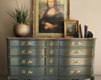 VENDIDO* VENDIDO* *Cômoda Provincial Francesa com 8 Gavetas. IG @rehab.reuse.relove