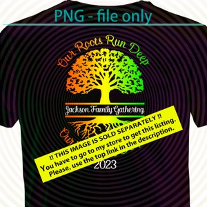 以下が含まれることがあります： カラフルな木のデザインと「Our Roots Run Deep」と「Jackson Family Gathering」のテキストが書かれた黒いTシャツ。「!! THIS IMAGE IS SOLD SEPARATELY!! You have to go to my store to get this listing. Please, use the top link in the description. 2023」というテキストも表示されています。