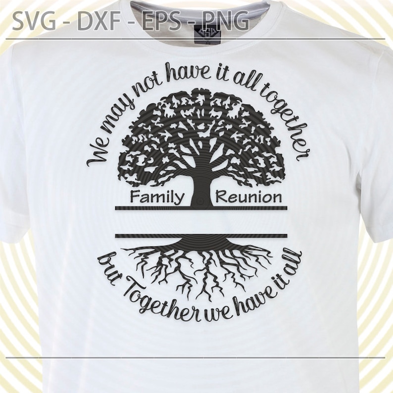 以下が含まれることがあります： 木のシルエットと「We may not have it all together but Together we have it all」というテキストが書かれた白いTシャツ。木の周りにテキストが書かれており、木の根元には「Family Reunion」というテキストが中央に配置されています。