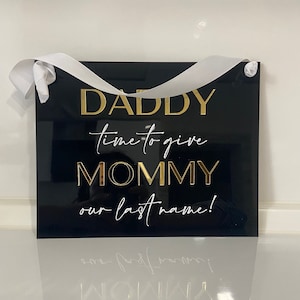 Cartel de ceremonia de niña de las flores, cartel de boda para hijo, hija, niña de las flores o portador del anillo, papá aquí viene mamá pintado