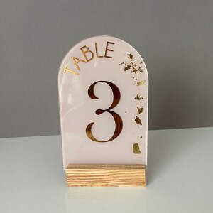 Modern Arched Acrylic Table Numbers Centerpiece Luxury Decorations Wedding Table Number Glass Sign Painted Back Brush Modern Sign with Stand