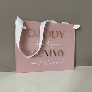 Czas taty dać mamie nasze nazwisko Ślub Malowany akrylem Znak dla noszącego obrączki Znak dla dziewczynki sypiącej kwiaty Nadchodzi moja mama Baner na ceremonię
