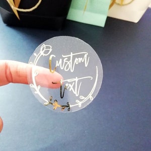 Autocollants personnalisés en feuille d’or clairs et blancs avec logo de marque d’entreprise Étiquettes en aluminium personnalisées pour les faveurs de mariage et les cadeaux Impression en feuille