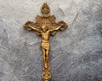 Croix catholique sculptée Crucifix en bois Décoration religieuse Décoration murale Art Jésus-Christ Baptême Cadeau de pendaison de crémaillère Cadeau de bénédiction de la maison