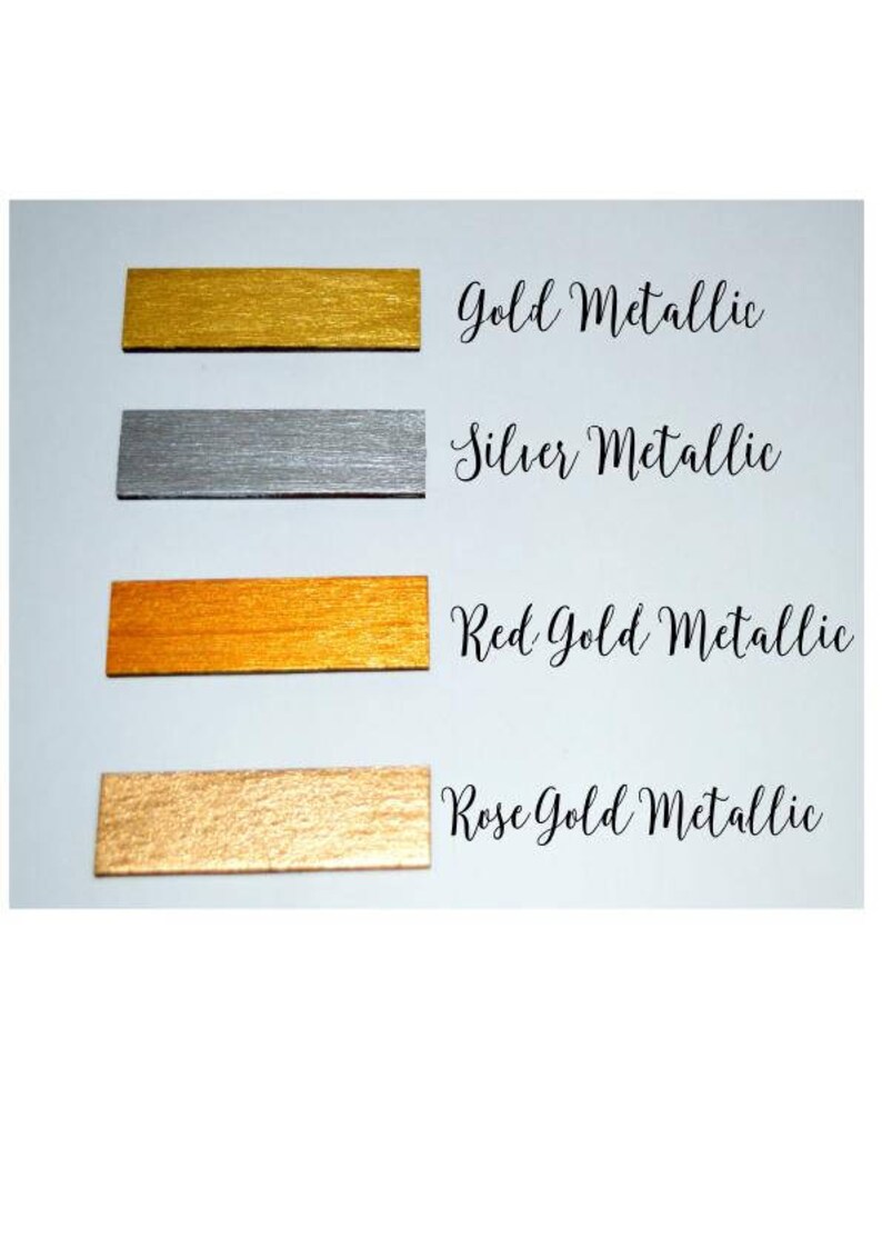 Puede incluir: Cuatro muestras met&aacute;licas en oro, plata, oro rojo y oro rosa. Cada muestra es una peque&ntilde;a pieza rectangular de metal.