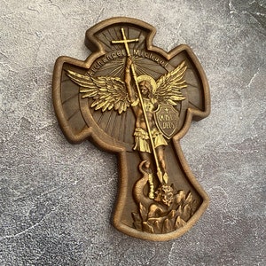 Houtgesneden kruis met aartsengel Michaël, religieus muurornament, christelijk huisaccent, sculptuur beschermengel
