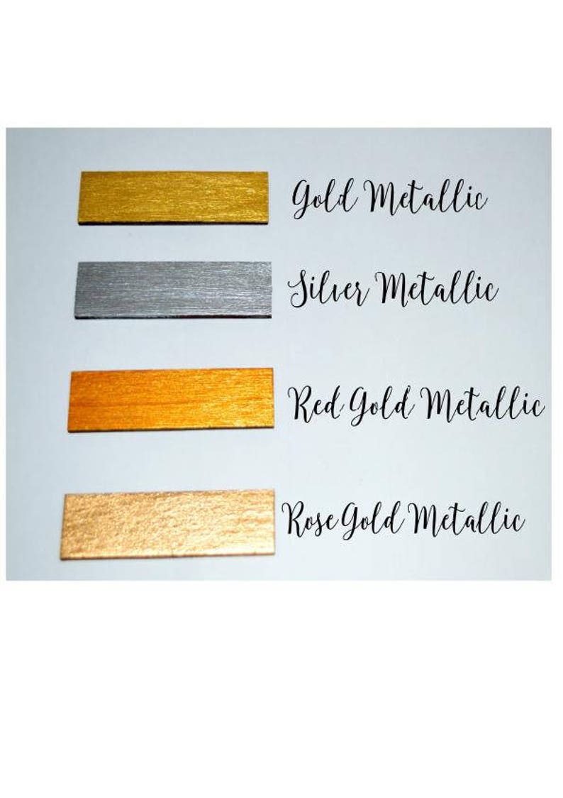 Puede incluir: Cuatro muestras met&aacute;licas en oro, plata, oro rojo y oro rosa. Cada muestra es una peque&ntilde;a pieza rectangular de metal.