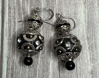 Libbie black and silver earrings