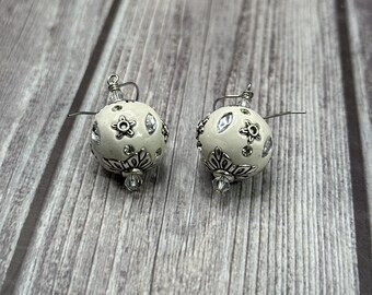 Coretta Off white earrings whit crystal and silver accents