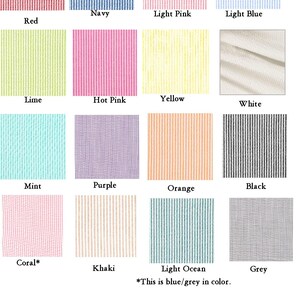 Pode incluir: Um mostru&aacute;rio de tecidos seersucker com v&aacute;rias cores: vermelho, azul marinho, rosa claro, azul claro, lima, rosa choque, amarelo, branco, menta, roxo, laranja, preto, coral, c&aacute;qui, oceano claro e cinza. O texto indica uma risca mais larga.