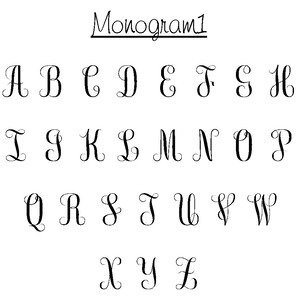 Pode incluir: Um conjunto de letras de monograma pretas e elegantes, de A a Z, em uma fonte cursiva, em um fundo branco. A palavra "Monogram1" est&aacute; escrita acima das letras.