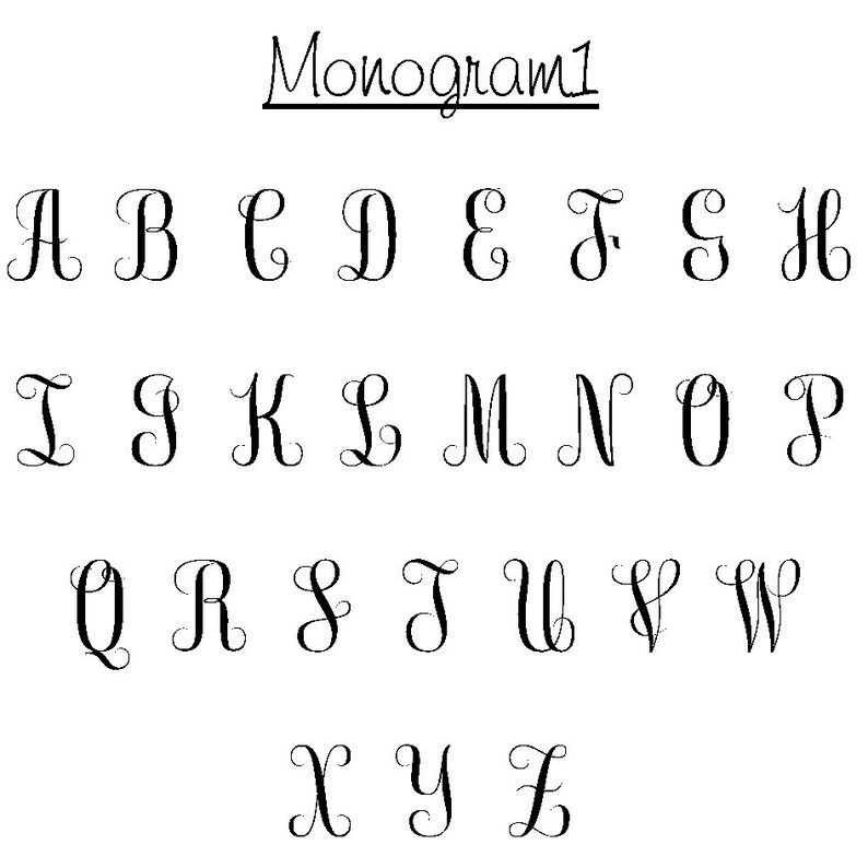 Pode incluir: Um conjunto de letras de monograma pretas e elegantes, de A a Z, em uma fonte cursiva, em um fundo branco. A palavra "Monogram1" est&aacute; escrita acima das letras.