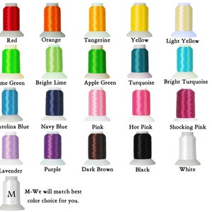 Pode incluir: Uma cole&ccedil;&atilde;o de carret&eacute;is de linha de bordar coloridos em v&aacute;rias tonalidades, incluindo vermelho, laranja, amarelo, verde, azul, rosa, roxo, castanho, preto e branco. Cada carretel &eacute; rotulado com o seu nome de cor. O texto "M-We will match best color choice for you" tamb&eacute;m est&aacute; presente.