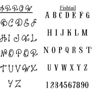 Pode incluir: Em um fundo branco, s&atilde;o exibidas duas fontes diferentes. A primeira fonte, "Arrow", apresenta letras cursivas com detalhes de seta. A segunda fonte, "Fishtail", &eacute; uma fonte serifada. Os n&uacute;meros de 1 a 0 tamb&eacute;m s&atilde;o exibidos.