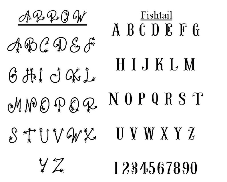 Pode incluir: Em um fundo branco, s&atilde;o exibidas duas fontes diferentes. A primeira fonte, "Arrow", apresenta letras cursivas com detalhes de seta. A segunda fonte, "Fishtail", &eacute; uma fonte serifada. Os n&uacute;meros de 1 a 0 tamb&eacute;m s&atilde;o exibidos.