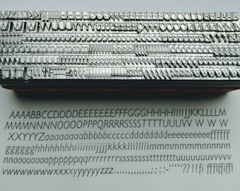 12 puntos GILL LIGHT ITALICAN mayúsculas y minúsculas, tipografía de impresión metálica
