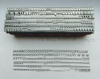 12 puntos GILL SANS ITALIC Mayúsculas y minúsculas, tipografía de impresión metálica
