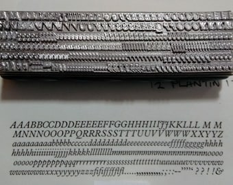 Tipografía PLANTIN ITALIC de 12 puntos, mayúsculas y minúsculas, para impresión tipográfica en metal.