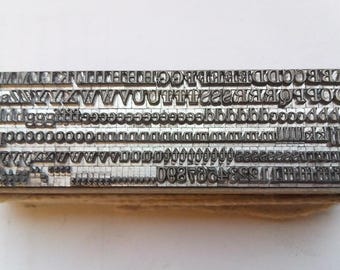 12 puntos MODERN Roman 2A, mayúsculas y minúsculas, tipografía metálica