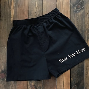 Pode incluir: Boxer de algod&atilde;o preto com uma mensagem bordada em branco que diz "Your Text Here".
